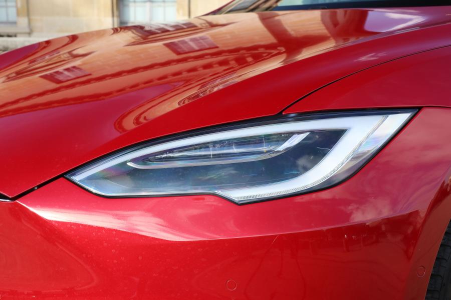 Детали экстерьера Tesla Model S 75D 2016 года  (WW) (фото 9 из 15)